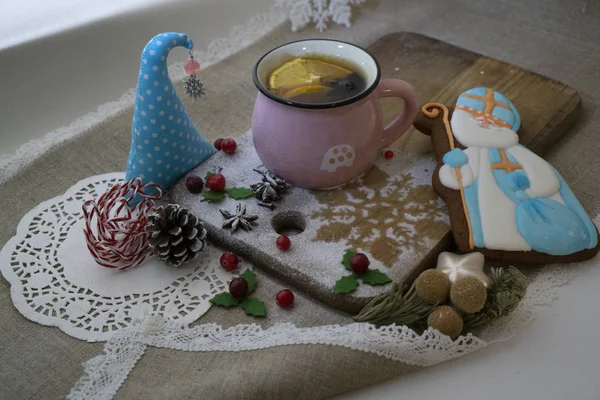 Pane Zenzero Natale Servito Con Bevande Calde Invernali Decorazioni Festive — Foto Stock