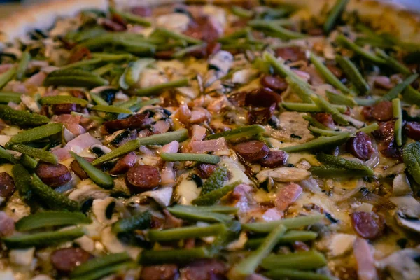 Peynirli ve etli klasik pizza. 