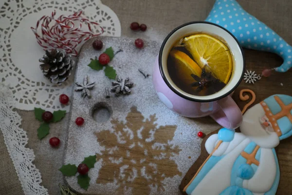 Chá Com Limão Gengibre Uma Composição Natal Com Cone Bagas — Fotografia de Stock