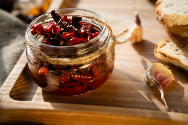 Tahta tepside, güneşte kurutulmuş domatesler, sarımsak ve...