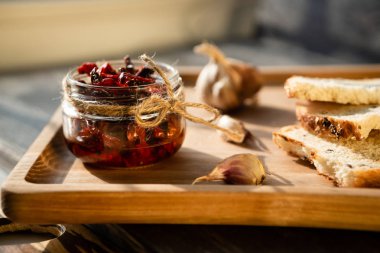 Kurutulmuş domatesli İtalyan yemeği..