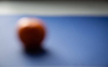 Mavi arka planda tropphic mandarin meyvesi. 