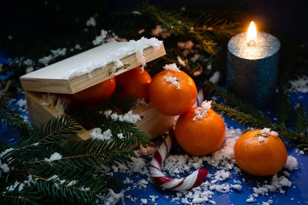 Tangerines in a wooden box handmade in the snow. — Stock Photo, Image