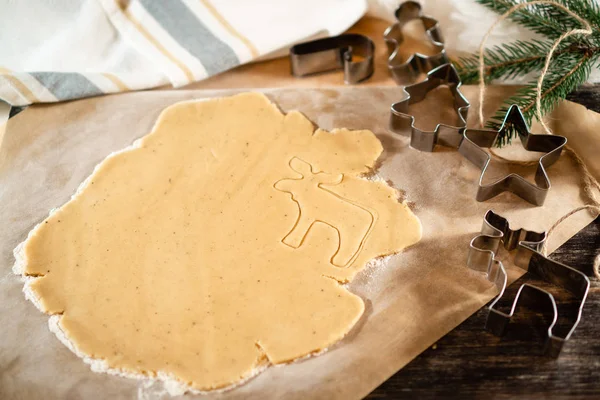 Cooking cookies with curly shapes in the kitchen. — Stock Photo, Image
