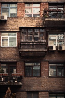 Eski bir binanın pencerelerinde bir evin görüntüsü.