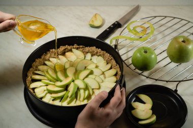 Çocukların elleri pişirmek için elma serer. Çocuğun Hazırlanması