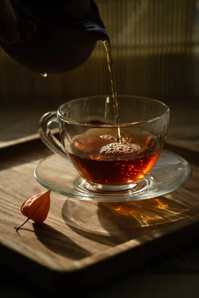 Pembuatan teh dalam teko keramik . — Stok Foto