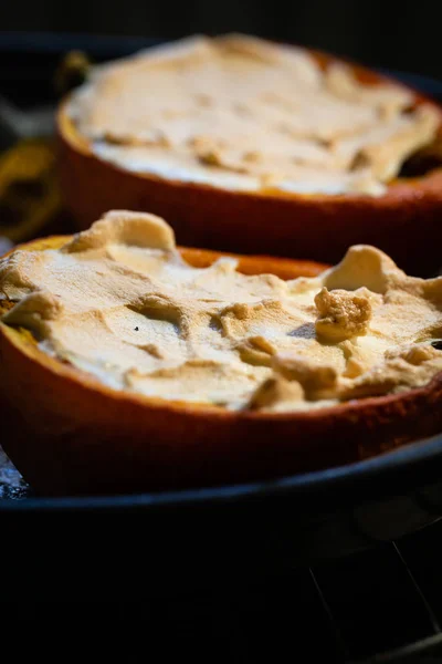 Cadılar Bayramı için kremalı balkabağı Hokkaido yarıları. Sağlıklı lezzetli hafta sonu yemekleri.