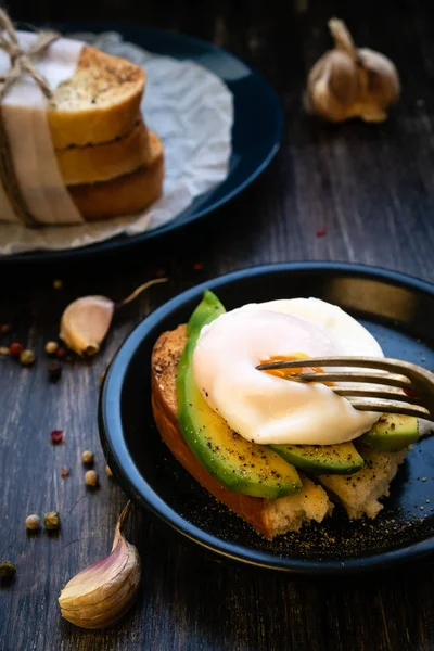 Avocado Pochiertes Auf Einem Goldenen Crouton Mit Knoblauch Und Pfeffer — Stockfoto