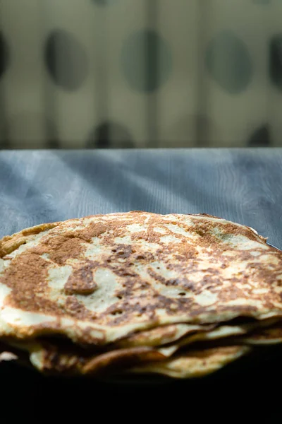 Los Crepes Pila Sobre Superficie Madera Sobre Fondo Las Cortinas —  Fotos de Stock