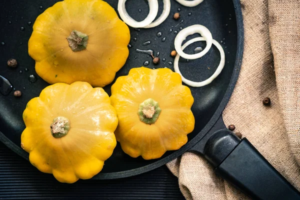 Kızartma tavasındaki kabak vegan pişirilmeye hazır. Sağlıklı, soğan ve biberli sarı sebze yiyor..