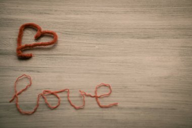 Mesaj için yer. Tahta yüzeyde kırmızı kalp. 