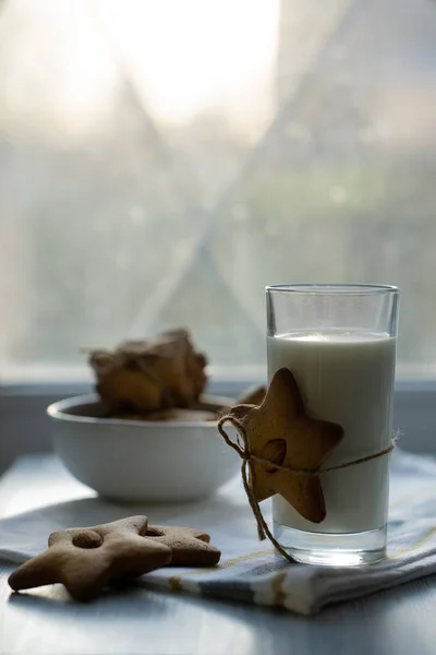 Papai Noel presente para o Natal. Um copo de leite e biscoitos w — Fotografia de Stock