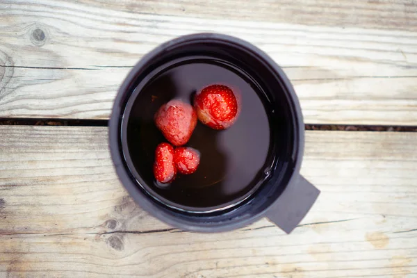 草莓茶 放在木制表面的黑色平底锅里 夏日野餐的香醇饮料 — 图库照片
