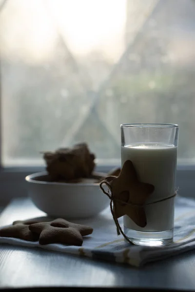 Copo de leite e uma pilha de pão de gengibre para um lanche matinal . — Fotografia de Stock