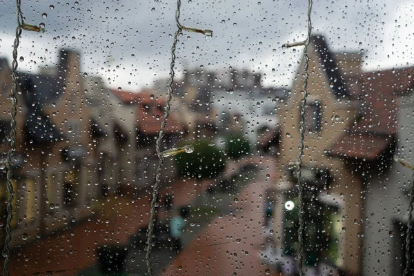 Guirlanda Rua Festiva Com Lanternas Fundo Vidro Com Gotas Chuva — Fotografia de Stock