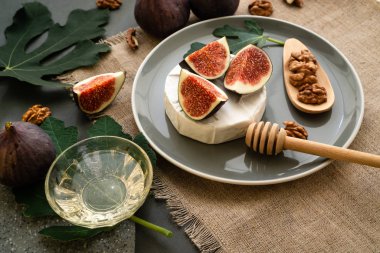 Un ve yumurtalı yemek. Karbonhidrat ve protein kaynağı. Kızarmış kabuklu fırında krep. Büyükannemden doyurucu bir kahvaltı.. 