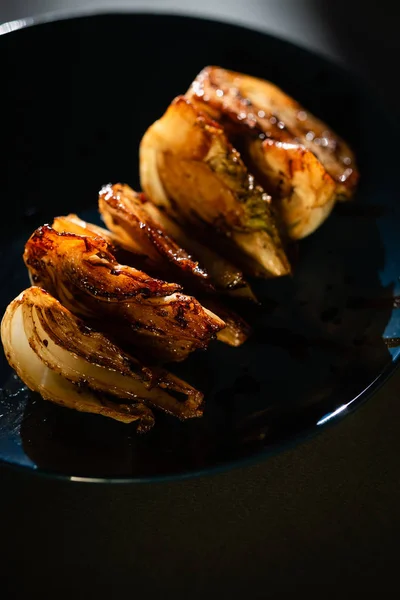 Mavi tabakta servis edilen balzamik soslu fırında rezene..