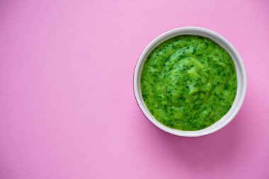 Yeşil sebzeli, avokado ve lahana salatalı Smoothie tarifi.