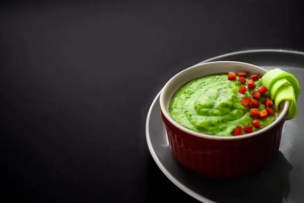 Menüde sağlıklı yiyecekler ve eksilerde taze yeşil sebzeler var.