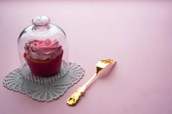 Pasteles caseros están decorados con crema de mantequilla con d de color —  Fotos de Stock