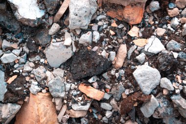 İnşaat alanındaki kırık tuğla beyaz ve kırmızı. İnşaat enkazı olan bir arkaplan.