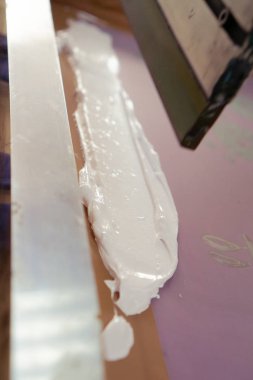 Yüzeyinde bir çizgi olan beyaz, kalın boya. Hobiler ve yaratıcılık için yakın çekim malzemesi.