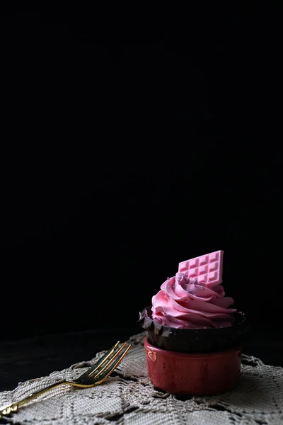 Doces do dia da menina com creme de manteiga e decoração com gotas de caramelo — Fotografia de Stock