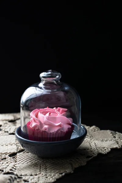 Tereyağlı kızlar günü tatlısı ve karamel şekerli dekor.