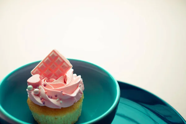 Tereyağlı kızlar günü tatlısı ve karamel şekerli dekor.