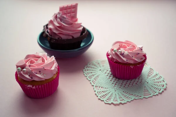 Homemade pastries are decorated with butter cream with colored d — 스톡 사진