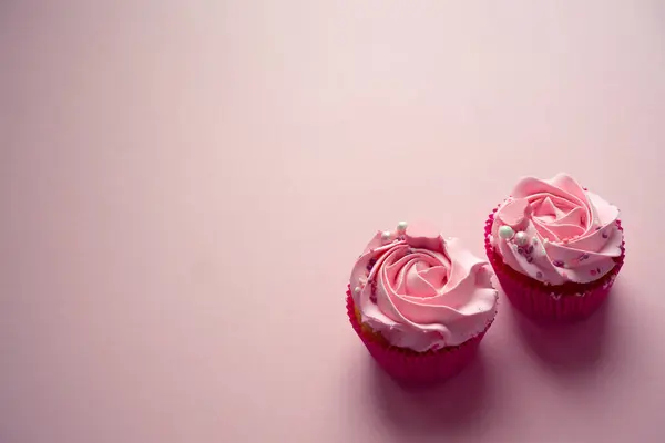 Pasteles caseros están decorados con crema de mantequilla con d de color — Foto de Stock