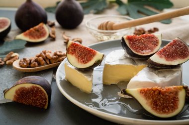 Kirazlı ya da kirazlı bir hayat, açık kapaklı eski bir hafif metal çaydanlık. Arka planda eski sandalye ve eski bavullar var. Yaratıcılık ve ilham için bir oda.