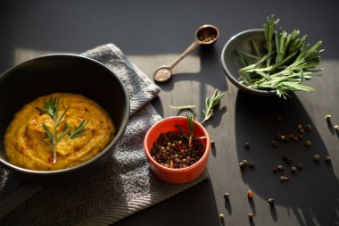 Tereyağlı ve havuçlu vejetaryen püre çorbası..