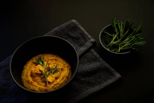 Kolay bir öğle yemeği için havuçlu ve soğanlı patates püresi.