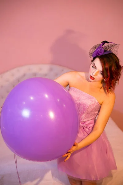 Hermosa chica en un vestido elegante con una gran bola inflable . — Foto de Stock