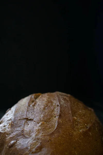 Edge Fresh Dark Loaf Bread Black Background Yeast Product — Stock Photo, Image