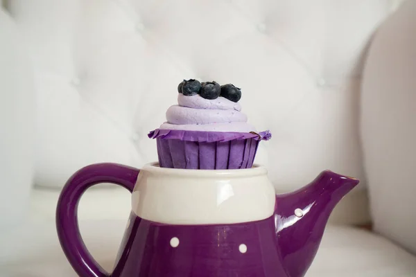 Beautiful Pastry Berries Purple Cream Top Stylish Teapot White Small — Stock Photo, Image