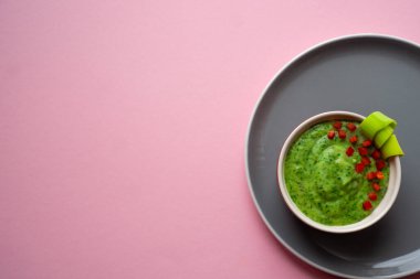 Vejetaryen yemeklerinde yeşil sebzeler, püre, pırasa, brokoli, hindistan cevizi kreması ya da inek sütü ile ezilmiş.