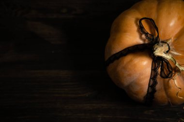 Koyu arkaplanı olan balkabağı. Korkunç bir tatil için sonbahar hasadı. Cadılar Bayramı havası.