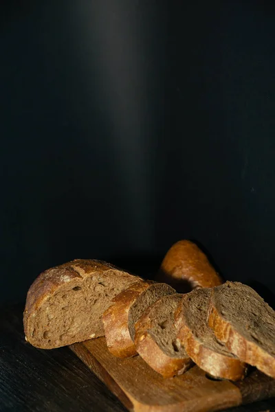 Yeni pişmiş kırsal ekmeğin içinde mis kokulu kırıntı ve altın kabuk. Karbonhidratlar ve taze çavdar ve buğday ununda eser miktarda elementler..