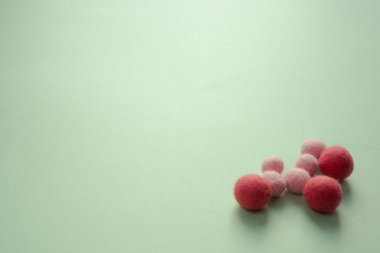 Hafif ve pürüzsüz arka planda el yapımı geleneksel boncuklar için hafif yün boncuklar..