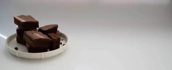 Morceaux Carrés Brownie Empilés Dans Une Assiette Blanche Sur Fond — Photo