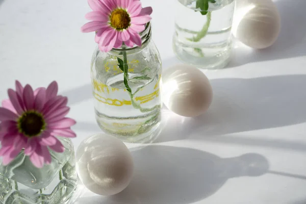 Tres Huevos Pollo Apenas Cerca Jarrones Vidrio Con Delicadas Flores — Foto de Stock