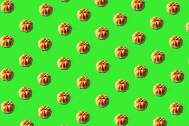 Kusursuz desenli, Cadılar Bayramı kartpostalında balkabağı yeşili. Menü tasarımı için arkaplan, kafe dekorasyonu, dağıtım kutusu, tişört, kumaş, tekstil