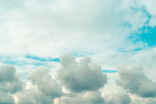 Погода Фон Блакитним Літнім Небом Сонячний День Кумульськими Хмарами — стокове фото