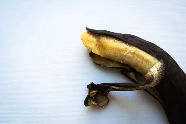 Plátano Viejo Con Una Piel Más Oscura Revela Fruta Dulce — Foto de Stock