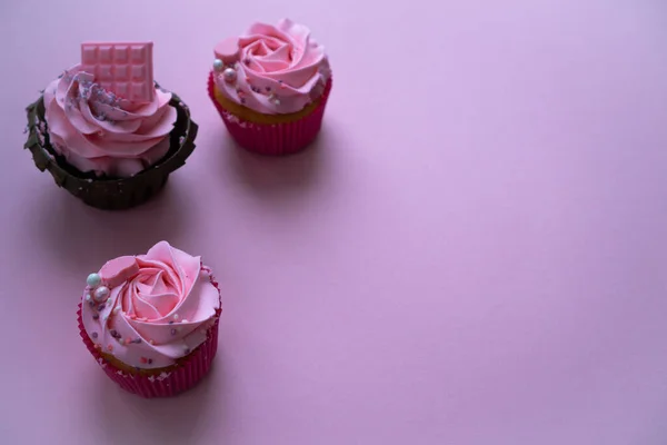 Cupcakes Con Crema Sobre Una Superficie Rosa Claro Tarjeta Cumpleaños — Foto de Stock