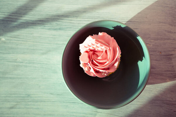 Десерты с нежным кремом для свадебного торжества или для девичника. Открытки на день рождения.