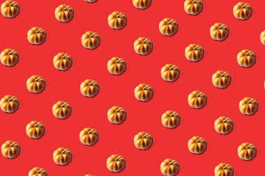 Cadılar bayramı kartpostalı için kabak kırmızısı kusursuz desenli. Menü tasarımı için arkaplan, kafe dekorasyonu, dağıtım kutusu, tişört, kumaş, tekstil